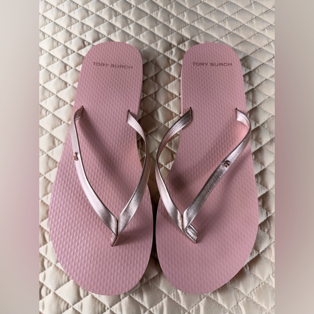 Tory Burch Logo Metallic Rose Gold Flip Flops, Size 8 - Picture 6 of 7
